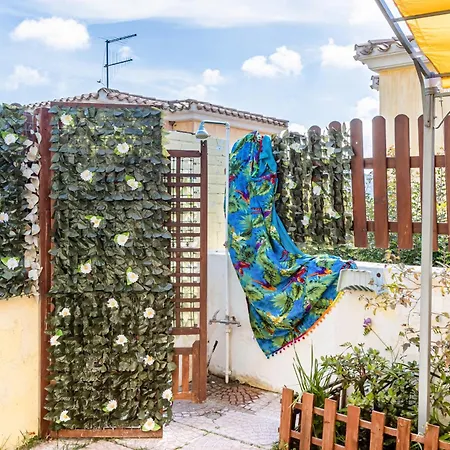 Guesthost - La Collina - Yellow Apartment! *